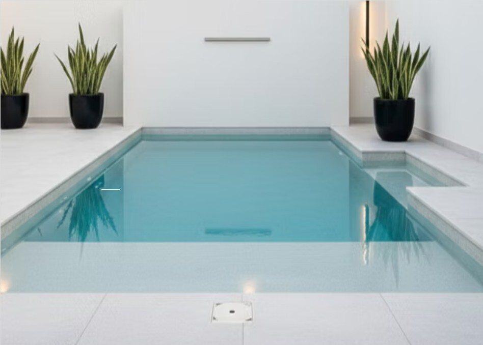 Piscina Aquaclara con muro de cascada y sundeck completo