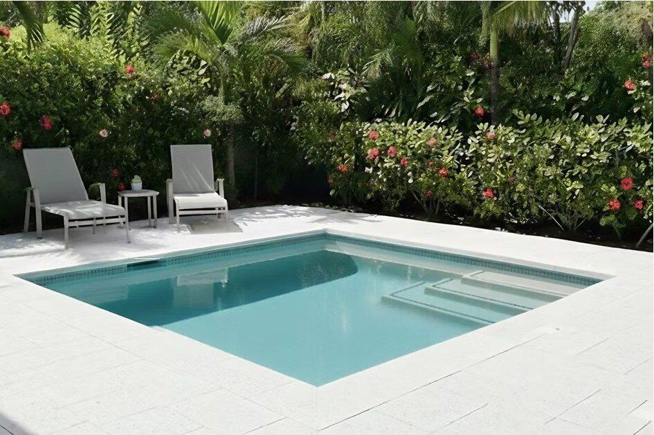 Piscina Caimán Plunge cuadrada con acabado Blue Quartz