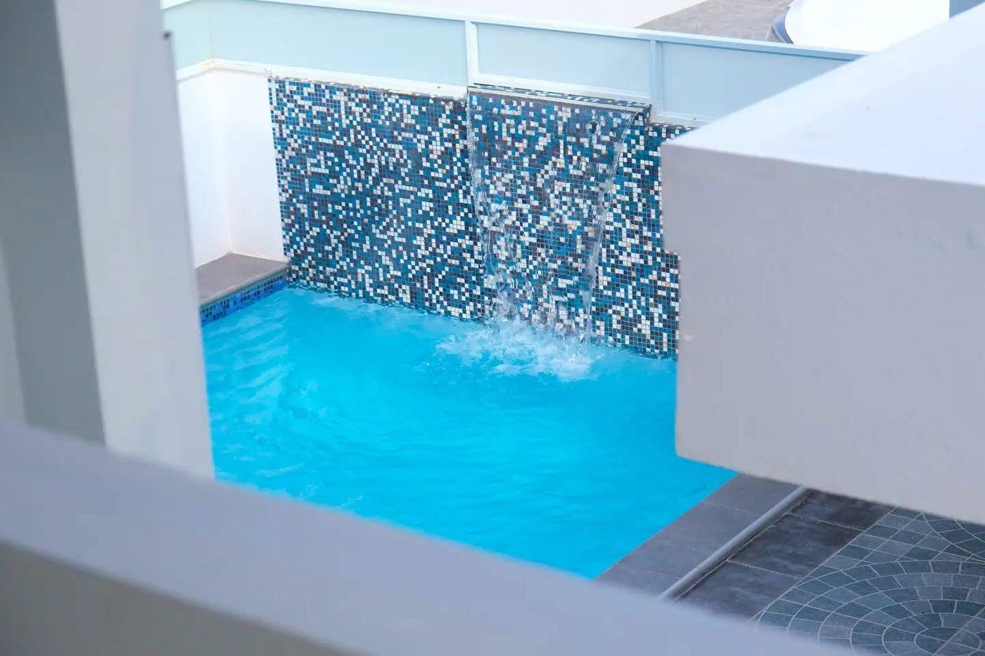 Detalle de acabado y velo de agua en piscina Forze