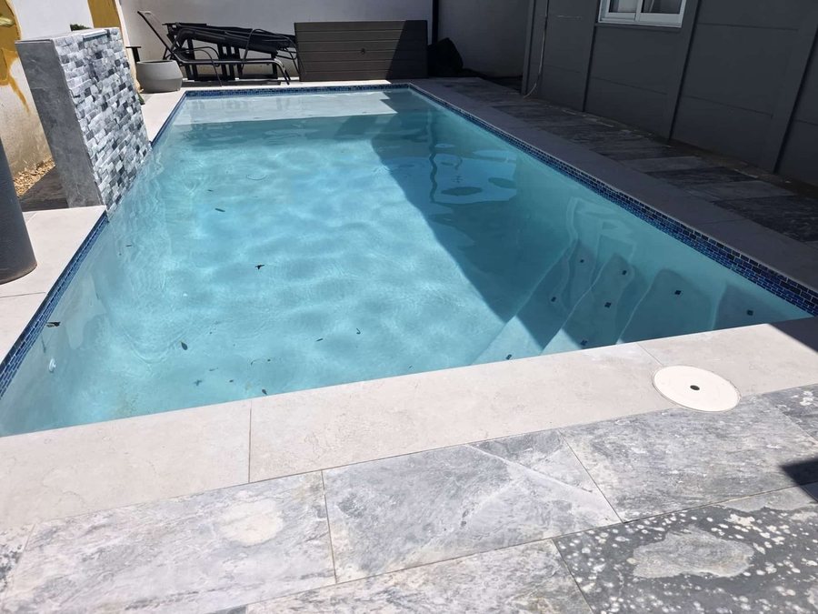 Piscina con muro de mosaico