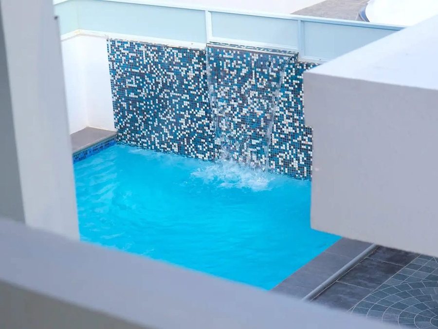 Velo de agua sobre muro de mosaico