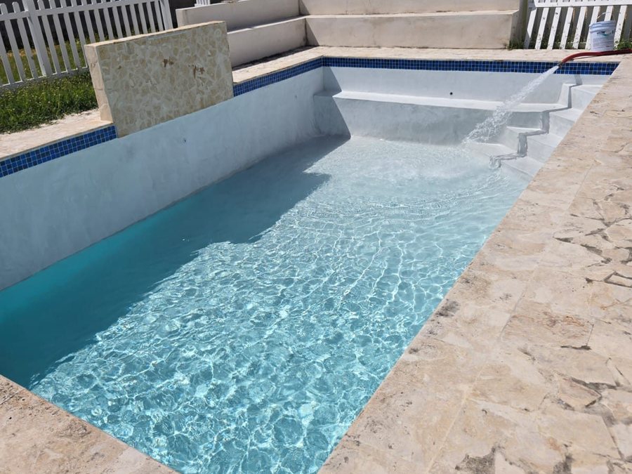 Piscina con acabado marmolizado