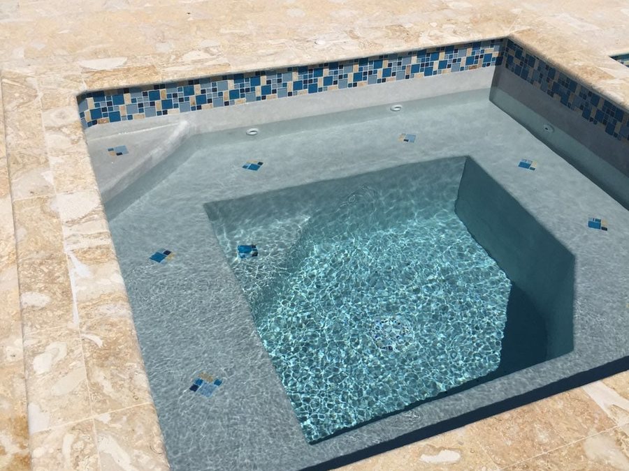 Spa con mosaico y vista a montaña