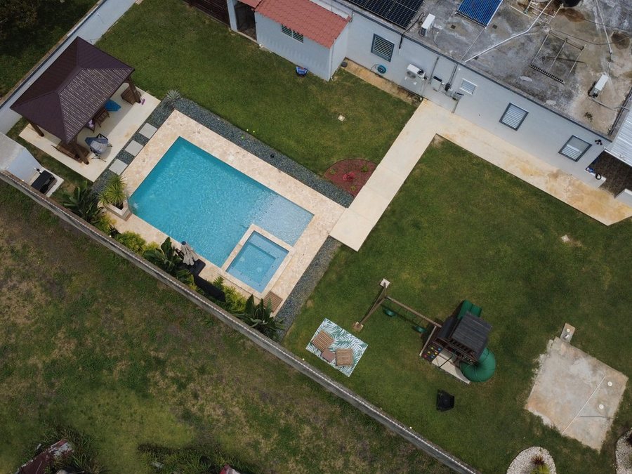 Vista aérea de piscina residencial