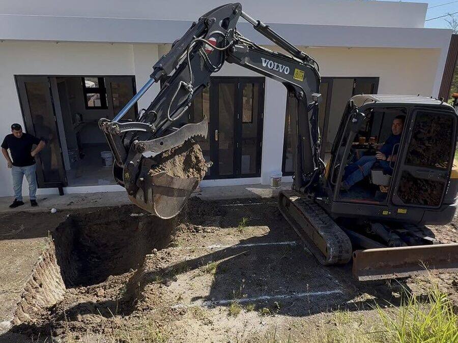 Excavadora abriendo el vaso de la piscina junto a la residencia