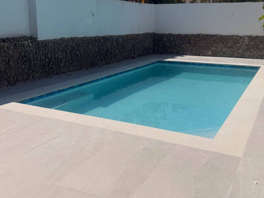 Piscina compacta terminada con muro perimetral