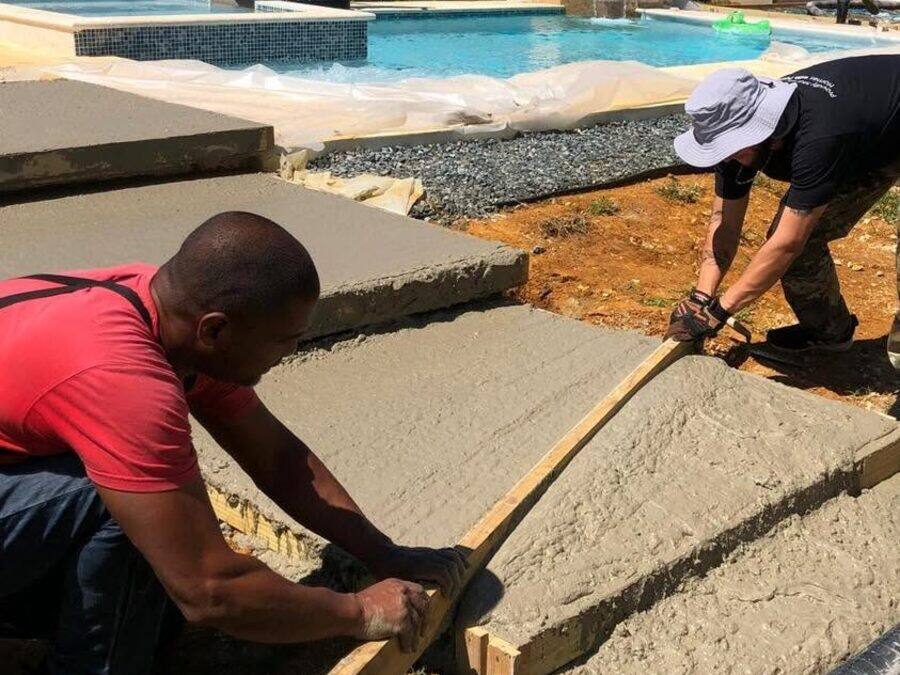 Vaciado y acabado de las aceras perimetrales de la piscina