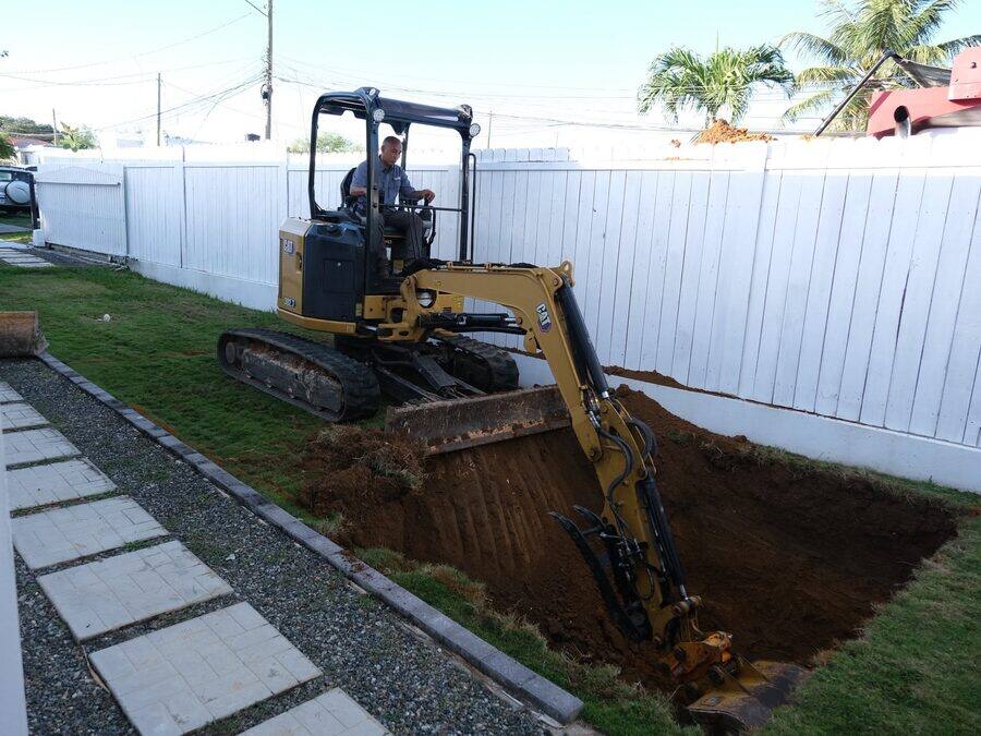 Excavadora abriendo zanja para la línea de equipos