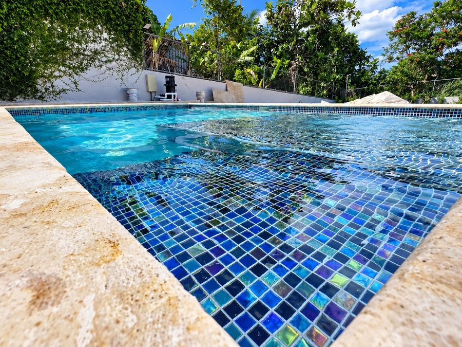 Piscina con fondo en mosaico vidriado azul