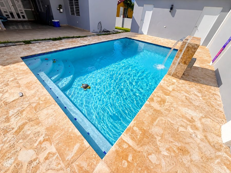 Chorro de agua decorativo sobre la piscina