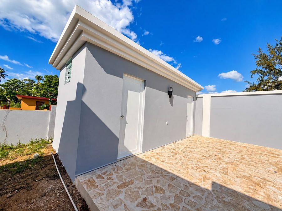 Estructura exterior terminada junto al área de piscina